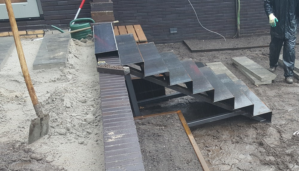 Inhangen maatwerk trap cortenstaal